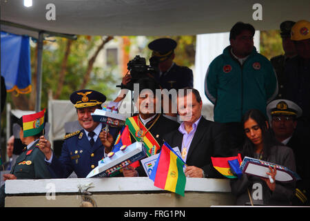 La Paz, Bolivien - 22. März 2016: Bolivianische Präsident Evo Morales (Mitte) hält ein Modell Schiff wie Hes Militärparaden während Veranstaltungen zum Gedenken an den Tag des Meeres Uhren / Dia del Mar. Zu seiner rechten ist der Präsident des Senats Juan Alberto "Gringo" Gonzales. Jedes Jahr am 23. März Bolivien feiert den Tag des Meeres, ein patriotisches Ereignis zu erinnern, den Verlust seiner Küstenprovinz Litoral als Folge des Krieges im Pazifik mit Chile. Bildnachweis: James Brunker / Alamy Live News Stockfoto