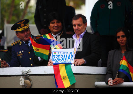 La Paz, Bolivien - 22. März 2016: Boliviens Präsident Evo Morales (Mitte) Uhren Militärparaden während Veranstaltungen zum Gedenken an den Tag des Meeres / Dia del Mar. Zu seiner rechten der Präsident des Senats Juan Alberto "Gringo" Gonzales hält ein Nummernschild mit dem Wort Mar / Meer und dem Hashtag #MarParaBolivia / Meer für Bolivien drauf. Jedes Jahr am 23. März Bolivien feiert den Tag des Meeres, ein patriotisches Ereignis zu erinnern, den Verlust seiner Küstenprovinz Litoral als Folge des Krieges im Pazifik mit Chile. Bildnachweis: James Brunker / Alamy Live News Stockfoto