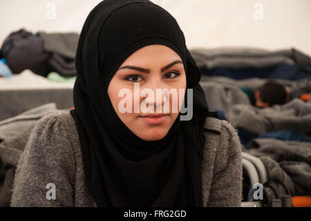 Idomeni, Griechenland. 22. März 2016. Ein syrischer Flüchtling im Zelt, im Idomeni Flüchtlinge Camp, Griechenland Kredit: Vlassis Chrisopoulos/Pacific Press/Alamy Live News Stockfoto