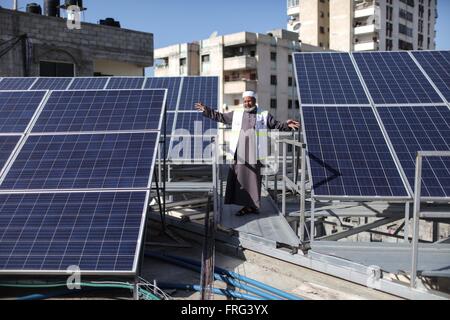 (160323)--GAZA, 23. März 2016 (Xinhua)--auf dem Dach Sonnenkollektoren auf dem Dach eines Krankenhauses in Gaza-Stadt, am 22. März 2016 zu sehen sind. Palästinensische verwenden die Sonnenkollektoren, die die Energie des Sonnenlichts in elektrische Energie für umwandelt es in ihren Häusern. Palästinensische Energie Beamte sagten Bewohner des Gazastreifens, Heimat von 1,8 Millionen Menschen, erleben bis zu 16 Stunden Stromausfall ein Tag gewesen wegen Mangel an Arbeitskräften Kraftstoff und Strom. Der Gaza-Streifen, die schmale dicht besiedelt palästinensischen Gebiet, die gewaltsame Übernahme der islamischen Hamas-Bewegung von unter einem engen israelische Blockade seit Stockfoto