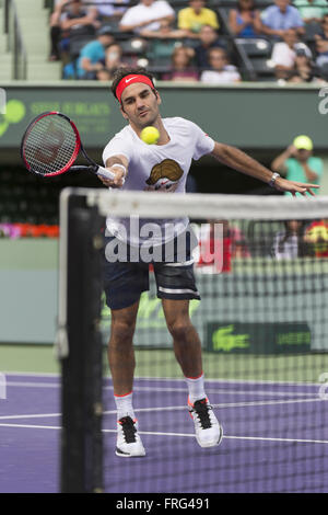 Key Biscayne, FL, USA. 22. März 2016. Key Biscayne, FL - 22 März: Roger Federer (SUI) begeistert die Menge, die kamen um ihn zu beobachten Praxis bei den 2016 Miami Open im Crandon Tennis Center in Key Biscayne, Florida. Bildnachweis: Andrew Patron/Zuma Draht © Andrew Patron/ZUMA Draht/Alamy Live-Nachrichten Stockfoto