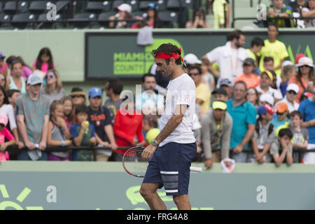 Key Biscayne, FL, USA. 22. März 2016. Key Biscayne, FL - 22 März: Roger Federer (SUI) begeistert die Menge, die kamen um ihn zu beobachten Praxis bei den 2016 Miami Open im Crandon Tennis Center in Key Biscayne, Florida. Bildnachweis: Andrew Patron/Zuma Draht © Andrew Patron/ZUMA Draht/Alamy Live-Nachrichten Stockfoto