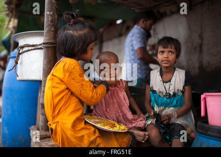 Dhaka, Bangladesch. 21. März 2016.  in Dhaka, Bangladesch am 21. März 2016. Eine große Schneise des Flusses Buriganga ist die Lebensader des Kapitals hat pechschwarze mit Giftmüll, Öl und Chemikalien, fließt es von Industrieanlagen verwandelt.  Buriganga Fluss, der durch Dhaka ist heute eines der am stärksten verschmutzten und biologisch tot Flüsse in Bangladesch. Bildnachweis: Zakir Hossain Chowdhury Zakir/Alamy Live-Nachrichten Stockfoto