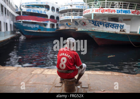 Dhaka, Bangladesch. 21. März 2016.  in Dhaka, Bangladesch am 21. März 2016. Eine große Schneise des Flusses Buriganga ist die Lebensader des Kapitals hat pechschwarze mit Giftmüll, Öl und Chemikalien, fließt es von Industrieanlagen verwandelt.  Buriganga Fluss, der durch Dhaka ist heute eines der am stärksten verschmutzten und biologisch tot Flüsse in Bangladesch. Bildnachweis: Zakir Hossain Chowdhury Zakir/Alamy Live-Nachrichten Stockfoto