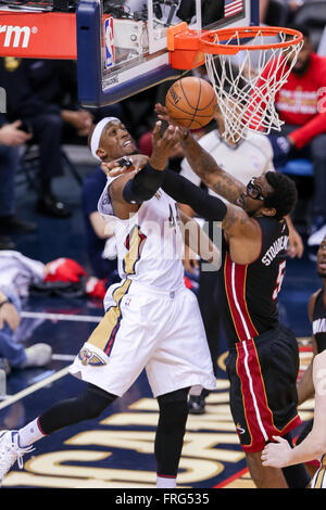 New Orleans, LA, USA. 22. März 2016. New Orleans Pelikane weiterleiten Dante Cunningham (44) schießt gegen Miami Heat nach vorne Amar ' e Stoudemire (5) bei einem NBA-Basketball-Spiel zwischen den Miami Heat und die New Orleans Pelikane im Smoothie King Center in New Orleans, Louisiana Stephen Lew/CSM/Alamy Live-Nachrichten Stockfoto