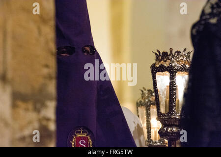 Oviedo, Spanien. 22. März 2016. Ein Nazarener während der Prozession der Stille der Heiligen Dienstag am 22. März 2016 in Oviedo, Spanien. Bildnachweis: David Gato/Alamy Live-Nachrichten Stockfoto