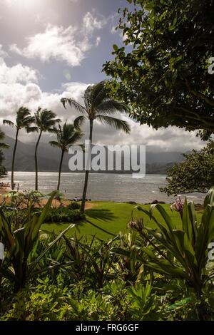 Kauai, Hawaii, USA. 21. Dezember 2015. Blick auf den Ozean und den einsamen Strand im The St. Regis Princeville Resort mit Blick auf Hanalei Bay an der North Shore. Kauai ist die viertgrößte der Hauptinseln des Hawaii-Archipels und die 21. größte Insel in den Vereinigten Staaten. Auch bekannt als der "Garteninsel", liegt Kauai 105 Meilen (169 km) über den Kanal Kauai, nordwestlich von Oahu. Kauai Inseln Ursprünge sind vulkanischen Ursprungs, entstanden durch den Durchgang der pazifischen Platte über die Hawaii-Hotspot. Im Alter von etwa 6 Millionen Jahren ist es das älteste von den Hauptinseln. (Kredit Bild Stockfoto