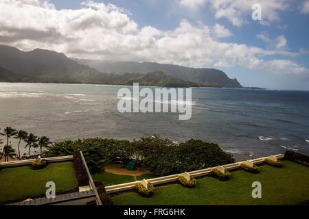 Kauai, Hawaii, USA. 21. Dezember 2015. Blick auf den Ozean und den einsamen Strand im The St. Regis Princeville Resort mit Blick auf Hanalei Bay an der North Shore. Kauai ist die viertgrößte der Hauptinseln des Hawaii-Archipels und die 21. größte Insel in den Vereinigten Staaten. Auch bekannt als der "Garteninsel", liegt Kauai 105 Meilen (169 km) über den Kanal Kauai, nordwestlich von Oahu. Kauai Inseln Ursprünge sind vulkanischen Ursprungs, entstanden durch den Durchgang der pazifischen Platte über die Hawaii-Hotspot. Im Alter von etwa 6 Millionen Jahren ist es das älteste von den Hauptinseln. (Kredit Bild Stockfoto