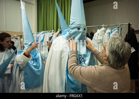 Santander, Spanien. 22. März 2016. Nazarener der Bruderschaft der Unbefleckten Empfängnis sind im Inneren der Kirche für die Prozession der Begegnung heiliger Tag Dienstag in Santander SANTANDER-Spanien vorbereitet 22.03.2016 Credit: JOAQUIN GOMEZ SASTRE/Alamy Live News Stockfoto