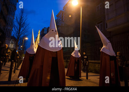 Santander, Spanien. 22. März 2016. Nazarener durch die Straßen von Santander während der Prozession des Heiligen Dienstag treffen. SANTANDER-Spanien 22.03.2016 Credit: JOAQUIN GOMEZ SASTRE/Alamy Live-Nachrichten Stockfoto