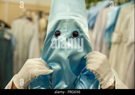 Santander, Spanien. 22. März 2016. Ein Nazarener bereitet sich zur Teilnahme an der Prozession des Treffens in Santander Kredit: JOAQUIN GOMEZ SASTRE/Alamy Live News Stockfoto