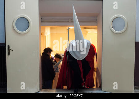 Santander, Spanien. 22. März 2016. Ein Nazarener verlässt den Raum, wo zur Teilnahme an der Prozession des Treffens in Santander Kredit ändern: JOAQUIN GOMEZ SASTRE/Alamy Live News Stockfoto