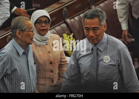 (160323)--Singapur, 23. März 2016 (Xinhua)--Singapurs Premierminister Lee Hsien Loong (1. R) besucht die Gedenkveranstaltung Lee Kuan Yew in Singapur Old Parliament House, am 23. März 2016. Singapurs Premierminister Lee Hsien Loong und Mitglieder des Parlaments, Vergangenheit und Gegenwart, gedachte des Landes Gründungsmitglied Premierminister Lee Kuan Yew Mittwoch im Kunsthaus, das Old Parliament House. Lee Kuan Yew, der am 23. März 2015, starb 1955 seiner parlamentarischen Laufbahn begann und diente als Wartungstafel für Tanjong Pagar für die nächsten 60 Jahre, die längste Periode für alle MP in Si Stockfoto