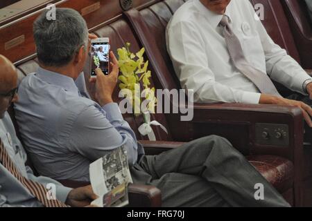 (160323)--Singapur, 23. März 2016 (Xinhua)--Singapurs Premierminister Lee Hsien Loong sitzt neben einem Blumenstrauß "Aranda Lee Kuan Yew' während die Gedenkveranstaltung Lee Kuan Yew in Singapur Old Parliament House, am 23. März 2016. Singapurs Premierminister Lee Hsien Loong und Mitglieder des Parlaments, Vergangenheit und Gegenwart, gedachte des Landes Gründungsmitglied Premierminister Lee Kuan Yew Mittwoch im Kunsthaus, das Old Parliament House. Lee Kuan Yew, der am 23. März 2015, starb 1955 seiner parlamentarischen Laufbahn begann und diente als Wartungstafel für Tanjong Pagar für die nächsten 60 Jahre Stockfoto