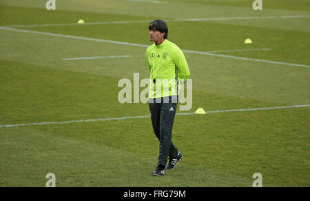 Berlin, Deutschland. 22. März 2016. Deutschlands Trainer Joachim Loew geht über das Spielfeld während einer Trainingseinheit der deutschen Fußball-Nationalmannschaft im Amateur-Stadion von Hertha BSC in Berlin, Deutschland, 22. März 2016. Die deutsche Fußball-Nationalmannschaft bereitet sich auf seinen bevorstehenden internationalen Freundschaftsspiel gegen England am 26. März in Berlin stattfinden. Foto: CHRISTIAN CHARISIUS/Dpa/Alamy Live News Stockfoto