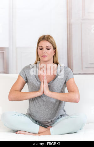 Schwangeren Yoga zu praktizieren Stockfoto