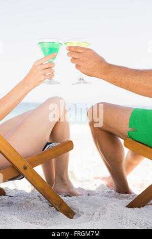 Paar, sitzen und Cocktails trinken Stockfoto