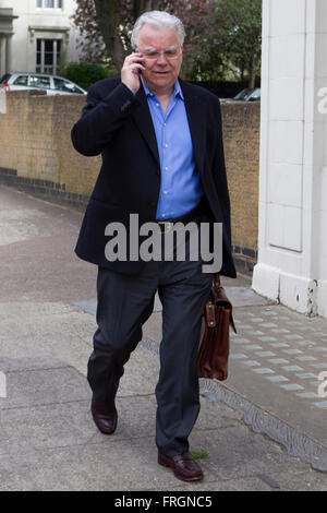 Bill Kenwright, der Vorsitzende des FC Everton Football Club, kommt in seinen Büros in West-London Stockfoto