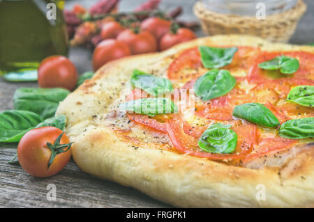 Bio-Pizza mit frischen Tomaten Stockfoto