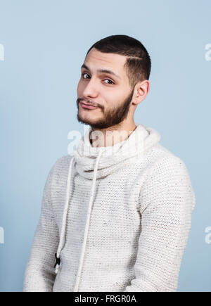 Schöner junger Mann macht ein hübsches Gesicht Stockfoto