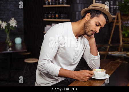 Trauriger Mann hält seinen Kaffee Stockfoto