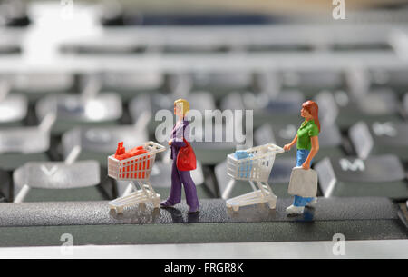 Online-shopping mit Käufern auf einer Computertastatur Stockfoto