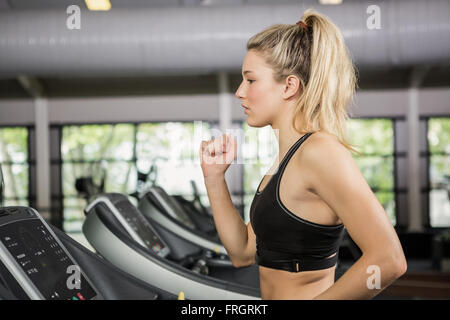 Frau zu Fuß auf Laufband Stockfoto