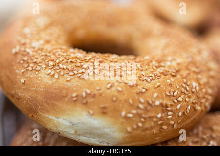 Traditionelle türkische Runde Bagel mit Sesam. Stockfoto