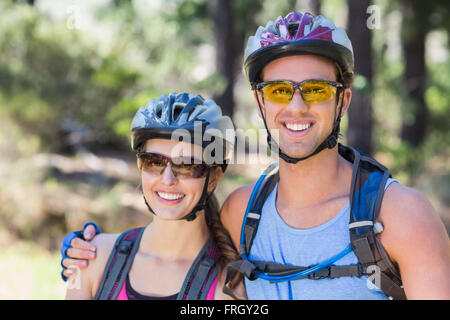 Porträt des jungen Paar mit Helmen im Wald Stockfoto