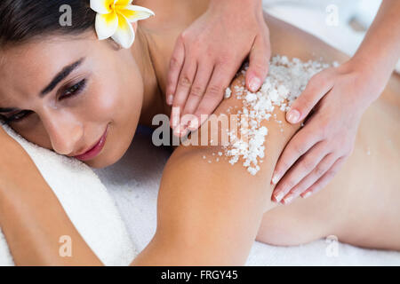 Frau genießen eine Salz Peeling massage Stockfoto