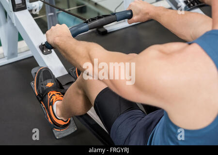 Mann am Rudergerät trainieren Stockfoto