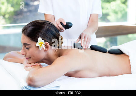 Schöne Frau empfangen-Stone-massage Stockfoto