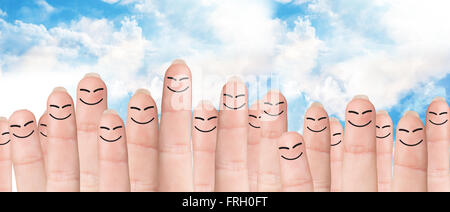 Viele Finger mit gezeichneten Gesichter Stockfoto