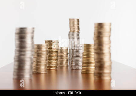 flache seitlicher Blick auf nebeneinander gestapelten Münzen bei Blende F11; Die dritte Zeile im Fokus Stockfoto
