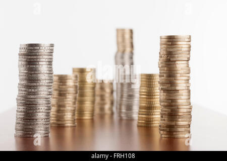 flache seitlicher Blick auf nebeneinander gestapelten Münzen; Schwerpunkt der ersten Reihe bei Blende, F18 Stockfoto