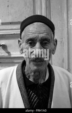 HALBEN KÖRPER PORTRAIT EINES ALTEN TUNESISCHEN MANNES TRACHT IN SCHWARZ UND WEIß, TUNESIEN Stockfoto