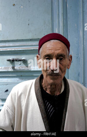 HALBEN KÖRPER PORTRAIT EINES ALTEN TUNESISCHEN MANNES TRACHT, TUNESIEN Stockfoto