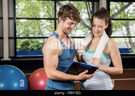 Frau im Gespräch mit ihrem Trainer nach dem Training Stockfoto