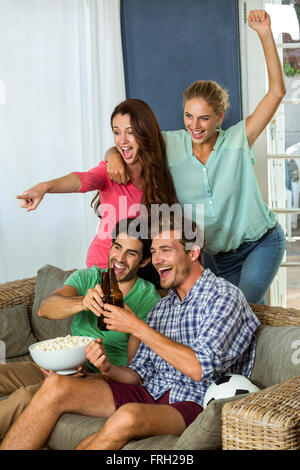 Aufgeregt Freunde beobachten Fußballspiel im Fernsehen zu Hause Stockfoto