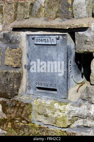 Poesie-Briefkasten am Poesie Sitz, Backstone Beck. Stanza Steinen Poesie Trail, Ilkley, Marsden. West Yorkshire, England, Vereinigtes Königreich Stockfoto