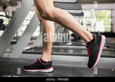 Woman's Füße beim Gehen auf Thread Mill Stockfoto