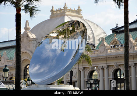 Ein Anish Kapoor Himmel Spiegel außerhalb der Casino Monte Carlo in Monaco, Frankreich Stockfoto