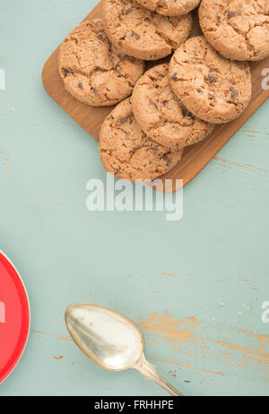 Chocolate Chip Cookies auf Holzbrett von oben. Süße Speisen, Nachtisch oder Snack. Die Cookies werden auf einem Küchentisch. Stockfoto