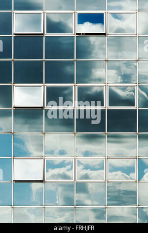 Milton Keynes Bürogebäude Glas Fenster Zusammenfassung. Milton Keynes, Buckinghamshire, England Stockfoto