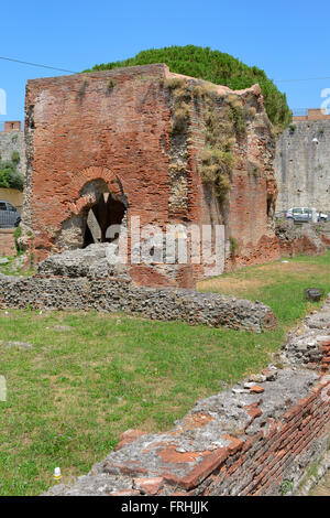 Ruinen der Thermen Roman Terme di Nerone am Largo Parlascio Square, Pisa, Toscana, Toskana, Italien, Europa Stockfoto