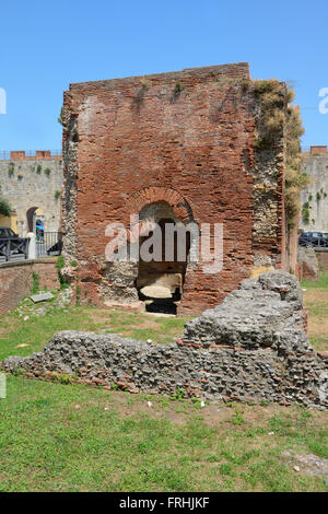 Ruinen der Thermen Roman Terme di Nerone am Largo Parlascio Square, Pisa, Toscana, Toskana, Italien, Europa Stockfoto