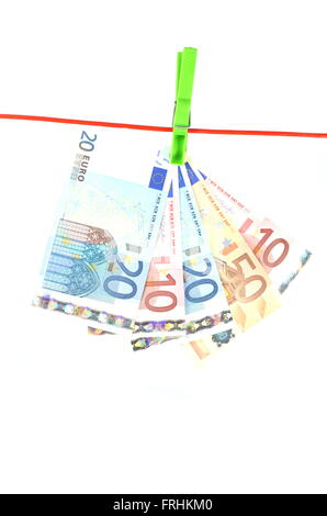 Trocknung von Banknoten hängen am Seil isoliert auf weißem Hintergrund Stockfoto