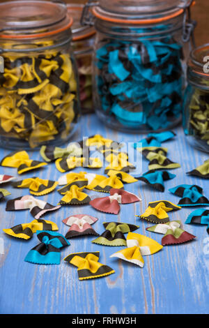 Schmetterling Fantasia Pasta. Farfalle Pasta. Aromatisiert farbig Pasta. Pasta-spezialitäten Stockfoto