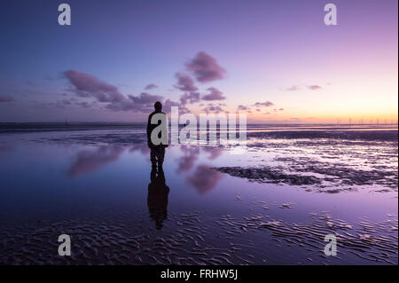 Antony Gormley's woanders Statuen in der Dämmerung auf Crosby Strand, Crosby, Merseyside, England Stockfoto