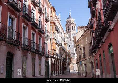 Calle Castelar mit Iglesia de El Santísimo Salvador in Valladolid, Kastilien und León, Spanien, Kastilien und León, Spanien Stockfoto